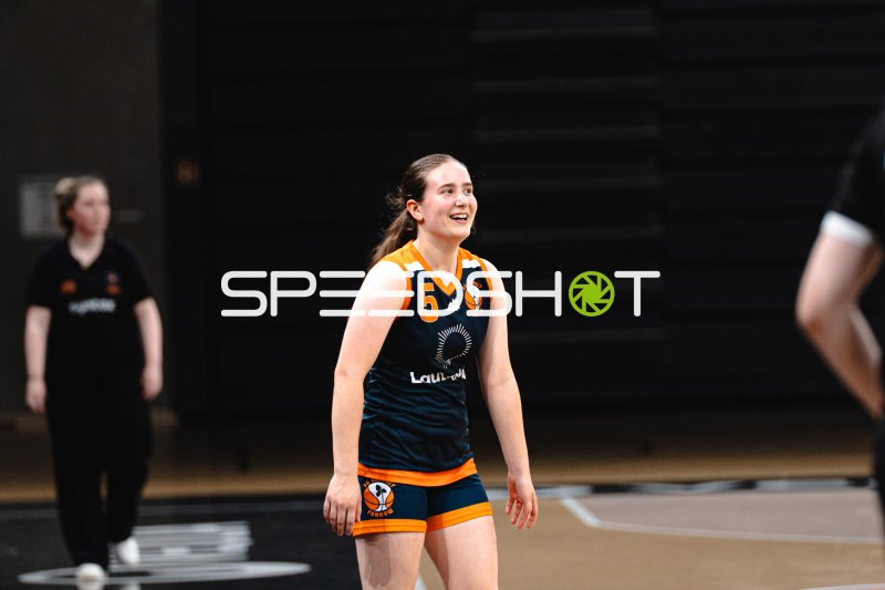 Basketballspielerin (#5) lächelt auf dem Spielfeld in Hamburg