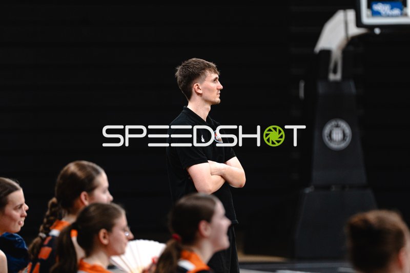 Trainer beobachtet das Spielgeschehen in der Inselpark Arena Hamburg