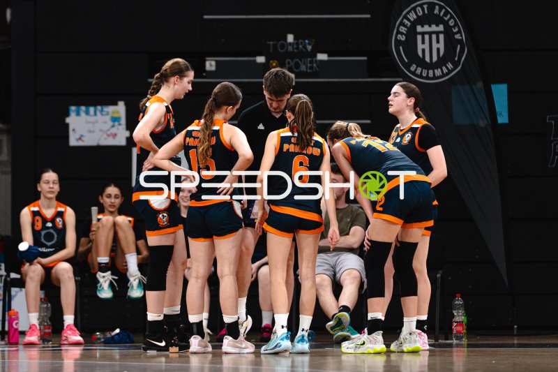 Auszeit-Besprechung eines Basketballteams in der Inselpark Arena Hamburg