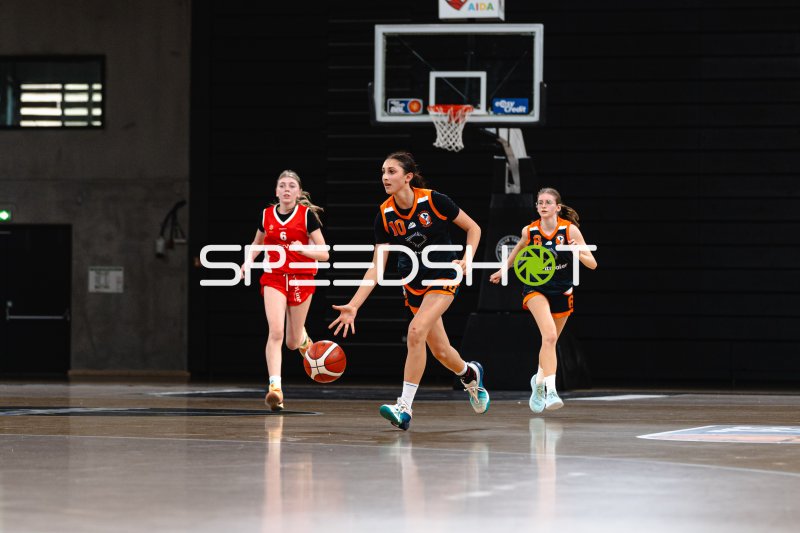 Spielerin (#10; Oldenburger Turnerbund) treibt den Ball im Fastbreak