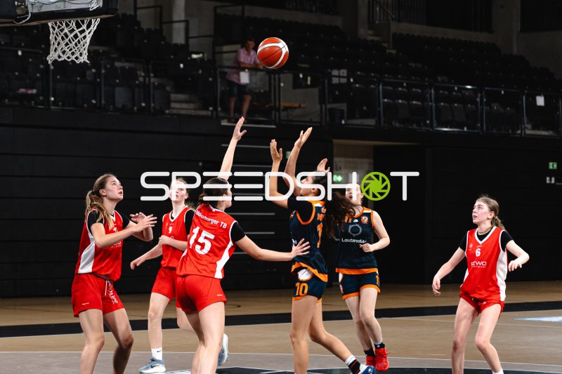 S. Angelis (#15; Oldenburger TB) beim Korbwurf in der Inselpark Arena