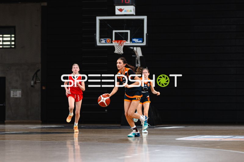 D. Hesse (#10; Oldenburger Turnerbund) mit Ball im Angriff