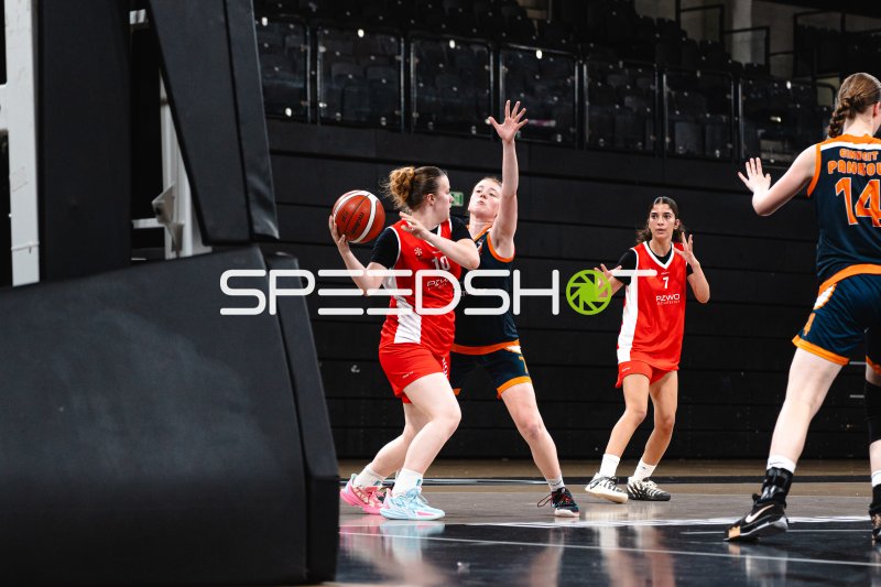 D. Hesse (#10; Oldenburger Turnerbund) im Zweikampf in der Inselpark Arena