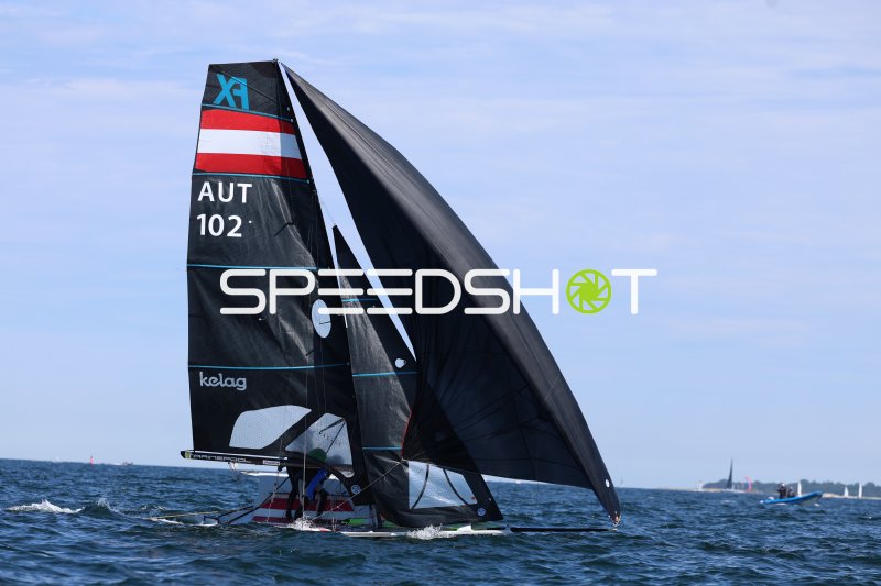 Österreichisches 49er-Team (AUT 102) mit Spinnaker auf der Kieler Förde