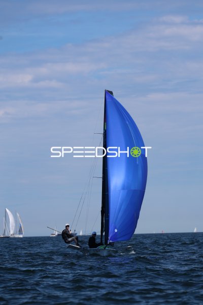 Segelboot mit blauem Spinnaker auf der Kieler Förde