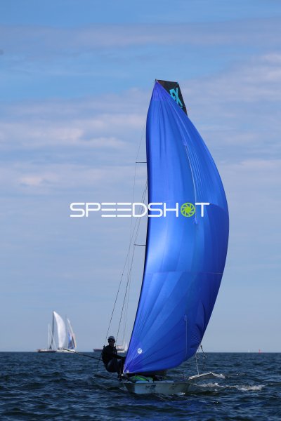 Segelboot mit blauem Spinnaker auf der Kieler Förde