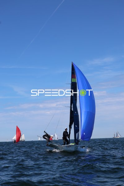 Segelboot mit blauem Spinnaker bei Regatta vor Schilksee