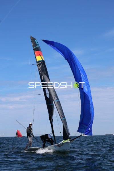 Deutsches Segelboot mit ausgebrechtem Spinnaker auf der Kieler Förde