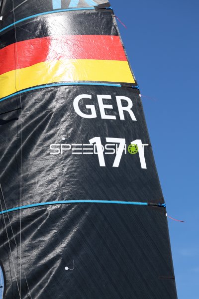 Deutsches Segelboot GER 171 mit Nationalflagge am Segel