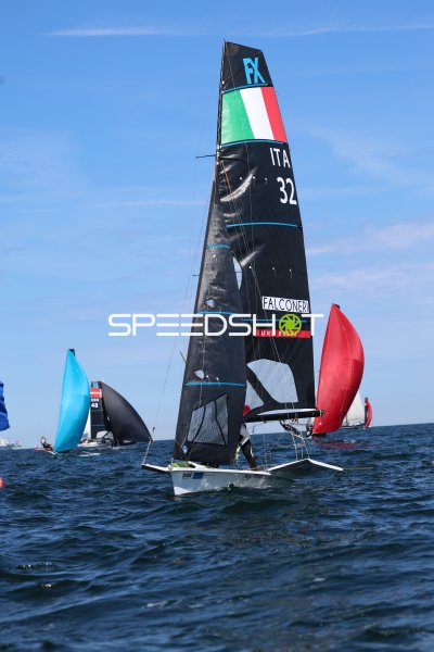 Italien (ITA 32) im 49erFX-Rennen vor Schilksee