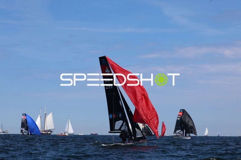 Schweizer Boot SUI 299 mit kollabiertem Spinnaker beim Segelwettbewerb in Kiel