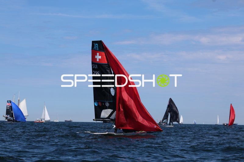 Segelboot SUI 299 mit ausgebrechtem Spinnaker bei Regatta in Kiel