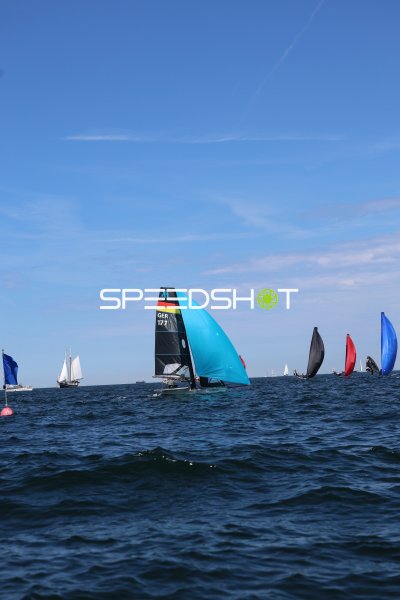 Segelboot GER 177 mit Spinnaker bei Regatta vor Schilksee