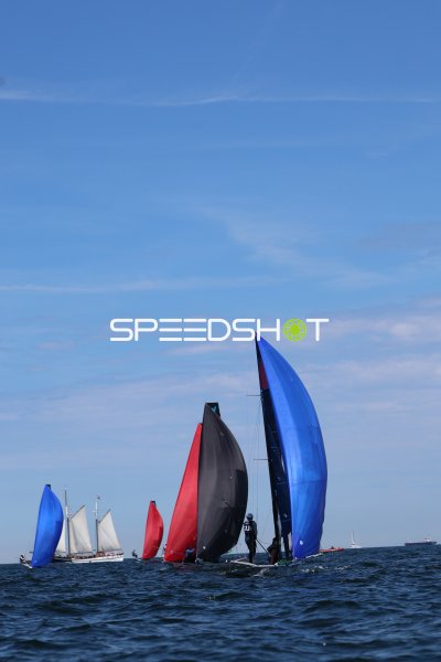 Segelboote mit Spinnakern beim Rennen vor Schilksee