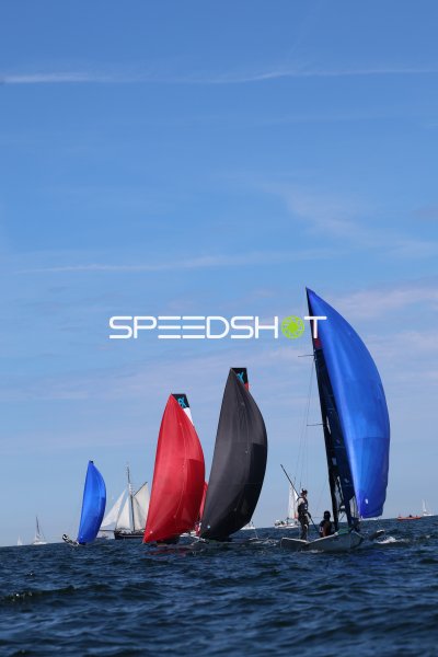 Regatta-Flotte mit Spinnakern auf der Kieler Förde