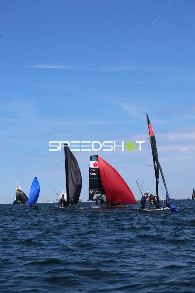 18ft-Skiff JPN 586 mit rotem Spinnaker bei Regatta in Kiel