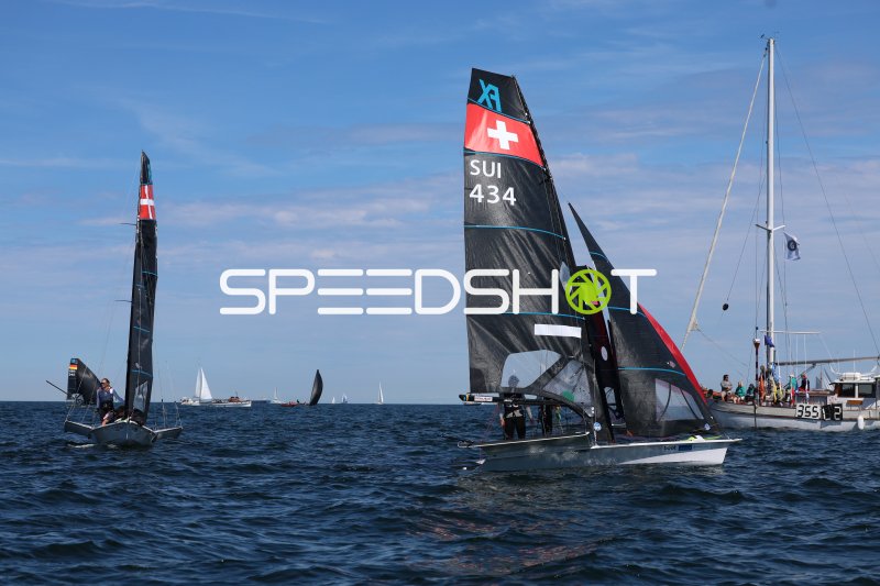 Schweizer Segelboot SUI 434 und dänisches Boot im Regattarennen vor Schilksee