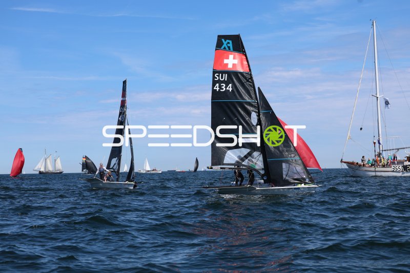 Schweizer 18ft-Skiff SUI 434 beim Regattarennen in Kiel