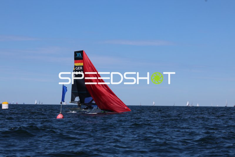Deutsches Segelboot GER 9242 mit kollabiertem Spinnaker vor Schilksee