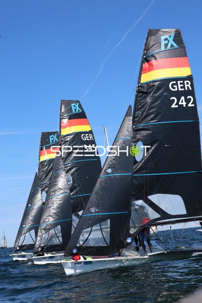 Drei FX-Segelboote (GER 242, GER 345) beim Rennen in Schilksee