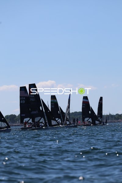 Internationales Segelfeld beim Start auf der Kieler Förde