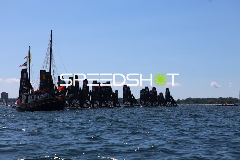 Internationales Segelfeld beim Start auf der Kieler Förde