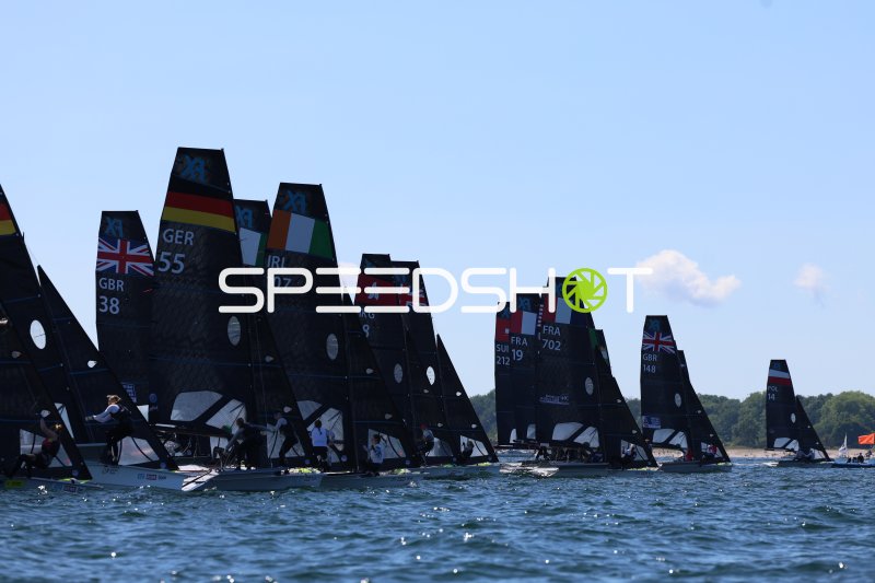 Internationales Segelfeld beim Start in der Kieler Förde