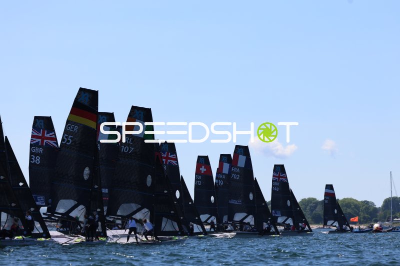 Internationales Segelfeld beim Start in Schilksee