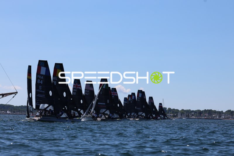 Internationales Nacra-17-Starterfeld beim Regattastart in Kiel