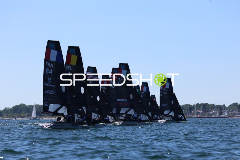 Internationale Flotte beim Nacra-17-Regattastart in Kiel