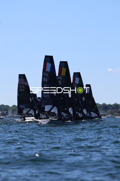 Nacra-17-Flotte im Gedränge beim Regattastart in Schilksee