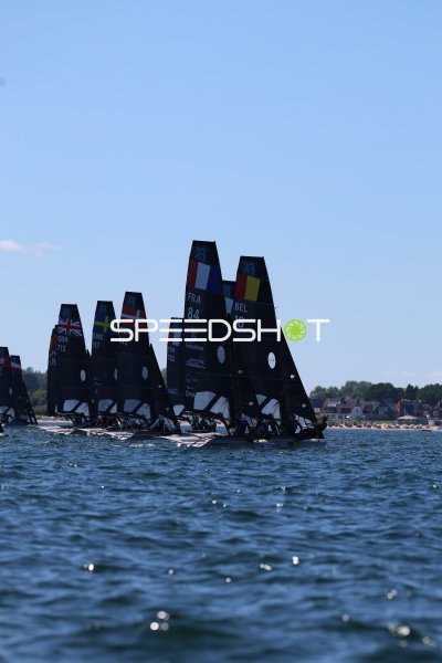 Internationale Segelflotte beim Start auf der Kieler Förde