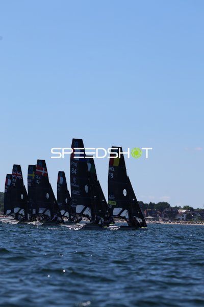 Internationales Segelfeld auf der Kieler Förde beim Regattastart