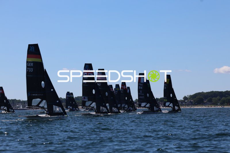 Internationales Segelfeld beim Start in der Kieler Förde