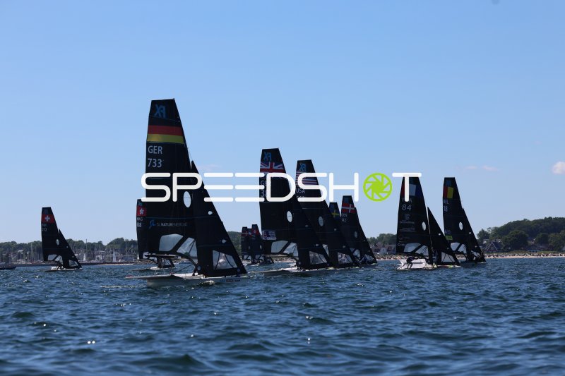 Internationales Segelfeld beim Start auf der Kieler Förde