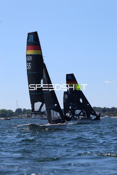 Segelboote GER 55 und GER 5 im Rennen auf der Kieler Förde