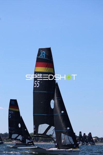 Deutsches 49er-Segelboot GER 55 beim Rennen in Schilksee