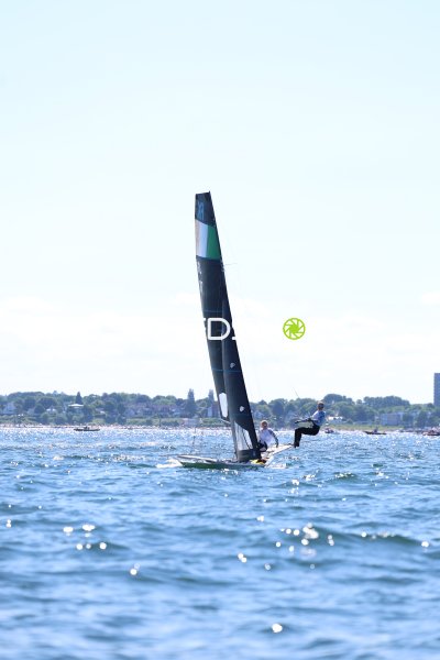 Irisches 49er-Segelboot mit zwei Athleten auf der Kieler Förde