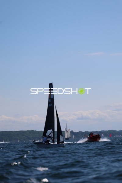 Irisches Segelboot IRL 107 auf der Kieler Förde beim Regattarennen