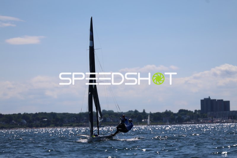Segelboot mit zwei Personen auf der Kieler Förde
