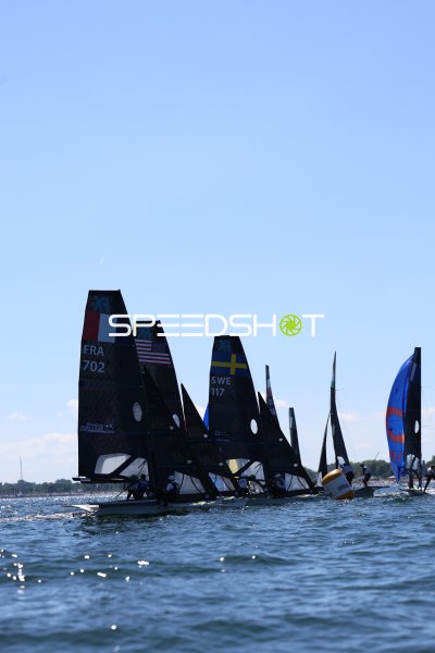49er-Flotte beim Wettfahrtstart in Schilksee, Kiel