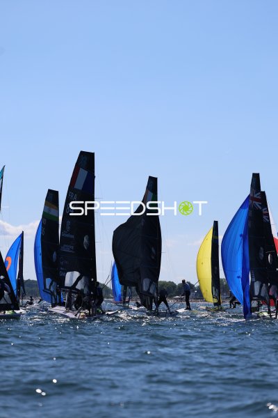 49er-Flotte beim Start auf der Kieler Förde in Schilksee