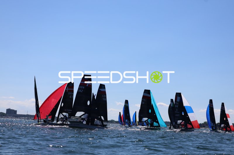 49er-Flotte beim Regattastart in Kiel-Schilksee