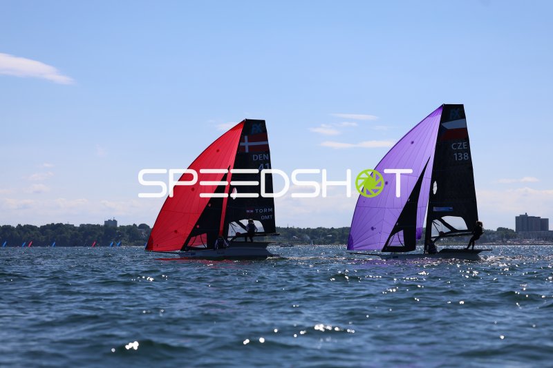 49erFX-Boote DEN 41 und CZE 138 beim Regattarennen in Kiel
