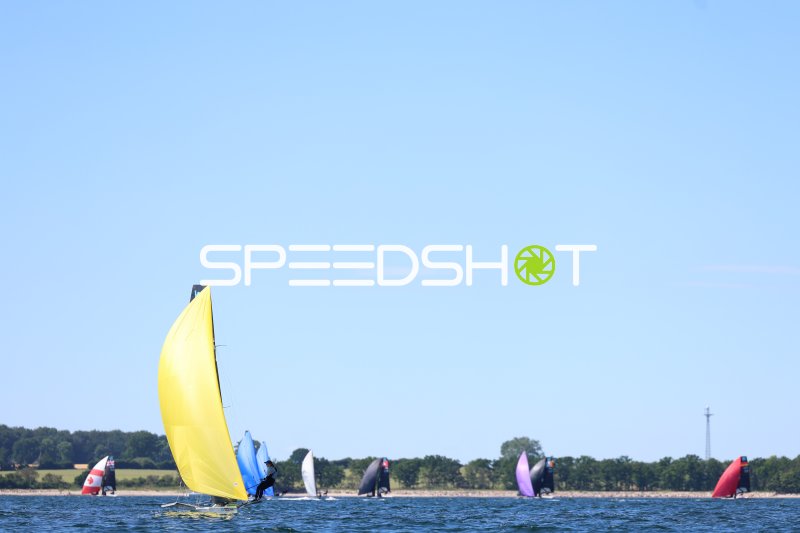 Segelregatta mit gelbem Spinnaker vor Schilksee