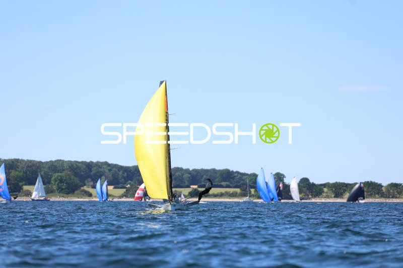 Segelregatta in Schilksee – Jolle mit gelbem Spinnaker im Feld