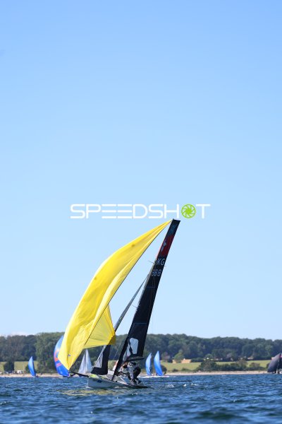49er-Segelboot mit gelbem Spinnaker bei Regatta in Schilksee