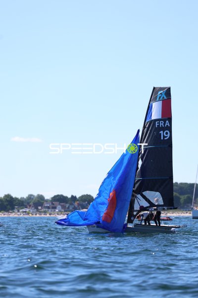 Frankreich (FRA 19) kämpft mit kollabiertem Spinnaker auf der Kieler Förde