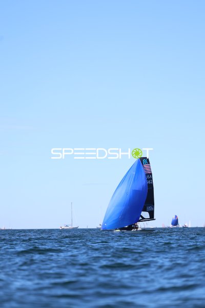 USA-Segelboot (FX, #562) mit blauem Spinnaker auf der Kieler Förde