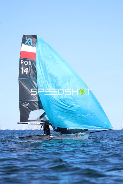 Polnisches Segelboot POL 14 mit ausgebauschtem Spinnaker auf der Kieler Förde